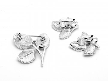 Sarah coventry petite bladvormige zilverkleurige broche plus oorbellen achterkant