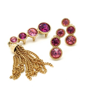 Sarah Coventry 'Saucy' 1965 goldtone brooch earring set with pink rhinestones - Bliinkt