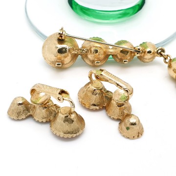 Sarah Coventry 'Saucy' 1965 goldtone brooch earring set with pink rhinestones - Bliinkt