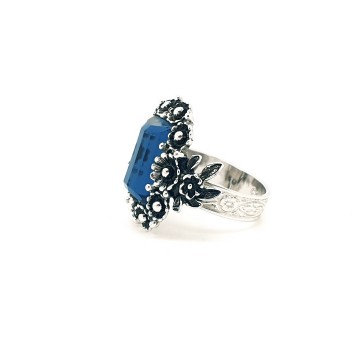 Sarah Coventry - adjustable silvertone ring with rectangular saffire blue glass stone