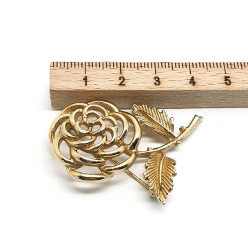 Sarah Coventry - goldtone flower brooch - Bliinkt