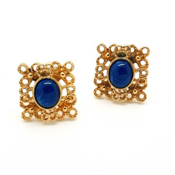 Sarah Coventry - 'Victoria blue', 1975 - goldtone earrings with lapis blue cabochon - Bliinkt