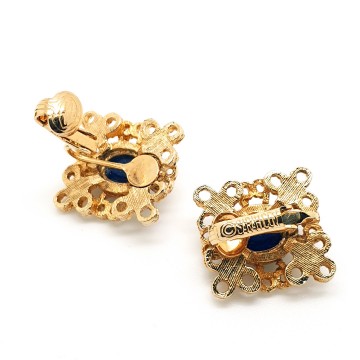 Sarah Coventry - 'Victoria blue', 1975 - goldtone earrings with lapis blue cabochon - Bliinkt