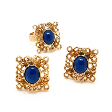Sarah Coventry - 'Victoria blue', 1975 - goldtone earrings with lapis blue cabochon - Bliinkt