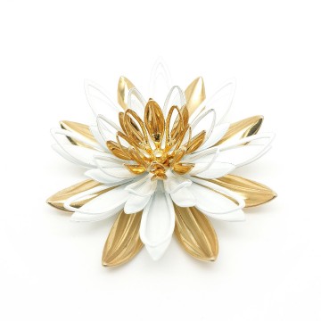 Sarah coventry water lily broche 1966