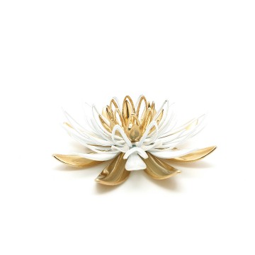 Sarah coventry water lily brooch 1966 with white enamel