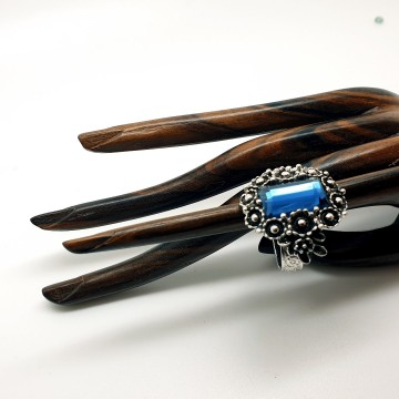 Sarah Coventry - adjustable silvertone ring with rectangular saffire blue glass stone