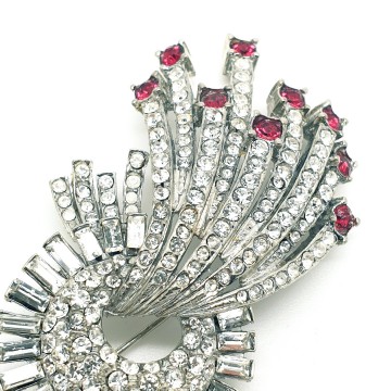 Sardi - Queen Mum brooch 1993 with clear and ruby coloured rhinestones - Bliinkt
