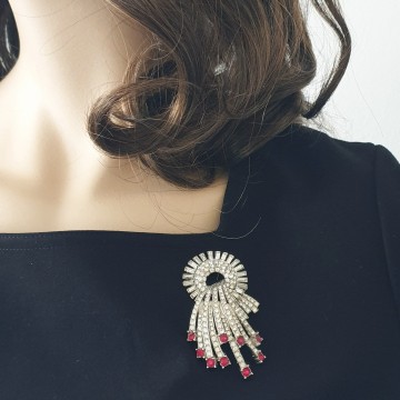 Sardi - Queen Mum brooch 1993 with clear and ruby coloured rhinestones - Bliinkt