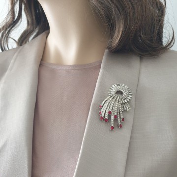 Sardi - Queen Mum brooch 1993 with clear and ruby coloured rhinestones - Bliinkt