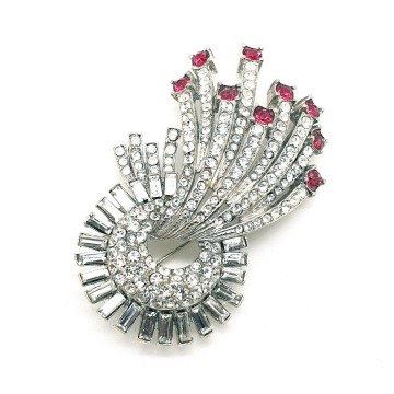 Sardi - Queen Mum brooch 1993 with clear and ruby coloured rhinestones - Bliinkt