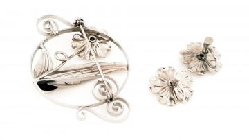 Set van zilveren bloembroche en oorbellen met donkergele rhinstones als hart gemerkt sterling achterkant