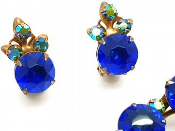 Set van oorbellen en ronde broche met koningsblauwe stenen en heldere strasssteentjes oorbellen