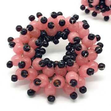 Brooch and earring set made of pink and dark red beads - Bliinkt