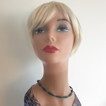 Short necklace with dark green wrapped leather beads - Bliinkt