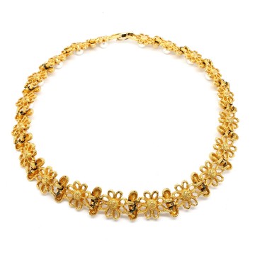 Korte goudkleurige ketting met bloemetjes en faux parels