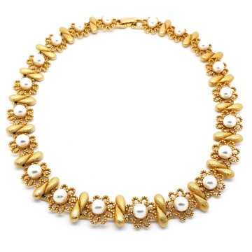 Korte goudkleurige ketting met bloemetjes en faux parels