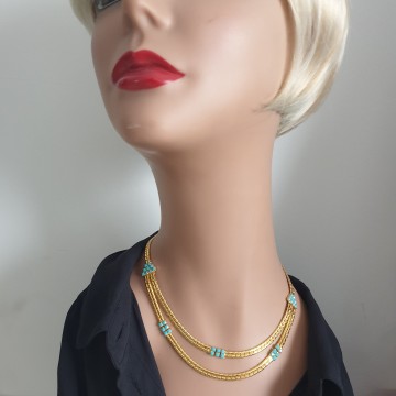 Short goldtone necklace with opaque turquoise rhinestones - Bliinkt