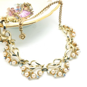Short goldtone 50s necklace with faux pearls and ab rhinestones - Bliinkt