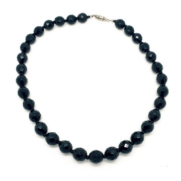 Short necklace with black faceted beads - Bliinkt
