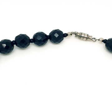 Short necklace with black faceted beads - Bliinkt