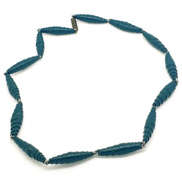 Short necklace with dark green wrapped leather beads - Bliinkt
