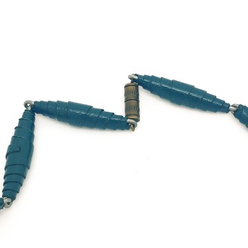 Short necklace with dark green wrapped leather beads - Bliinkt