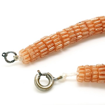 Short necklace with dark salmon mother of pearl ribbed sliced glass beads - Bliinkt
