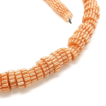 Short necklace with dark salmon mother of pearl ribbed sliced glass beads - Bliinkt