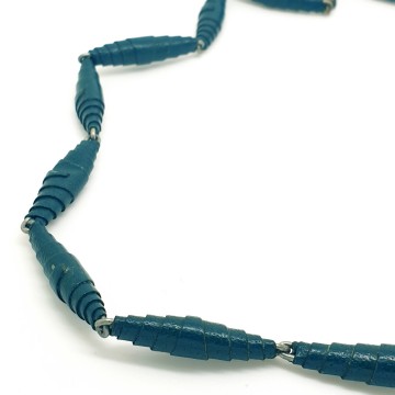 Short necklace with dark green wrapped leather beads - Bliinkt