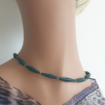 Short necklace with dark green wrapped leather beads - Bliinkt