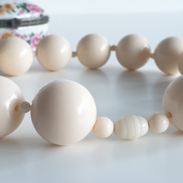 Short 50s/60s necklace with large plastic cream coloured beads - Bliinkt