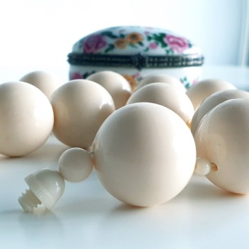 Short 50s/60s necklace with large plastic cream coloured beads - Bliinkt
