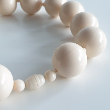 Short 50s/60s necklace with large plastic cream coloured beads - Bliinkt