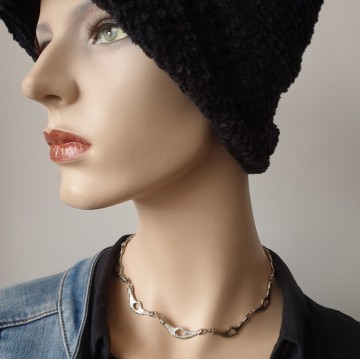 Short silvertone necklace with brushed moon shaped links model