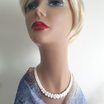 Short white glass 'hearts' necklace - Bliinkt