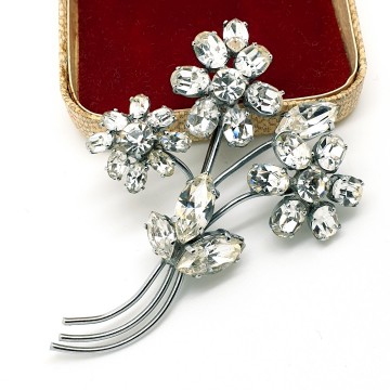 Silvertone flower brooch with clear faceted rhinestones 40s/50s - Bliinkt