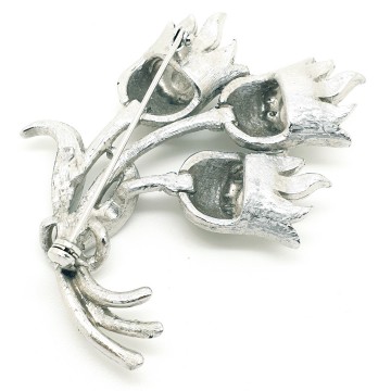 Silvertone flower brooch with rhinestones in flower heads - Bliinkt