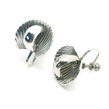 Silvertone shell shaped earrings with screw back