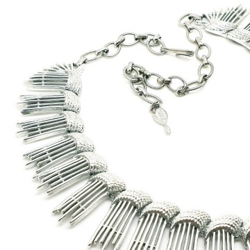 Simply elegant 1962 choker sarah coventry closeup