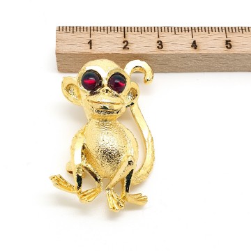 Goldtone monkey brooch with red glass eyes - Bliinkt
