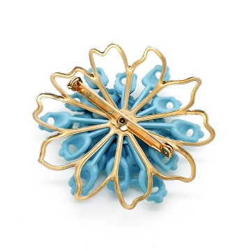 Broche met lichtblauwe bloemetjes