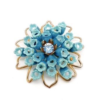 Broche met lichtblauwe bloemetjes
