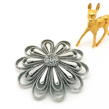 Sphinx - silvertone flower brooch - Bliinkt