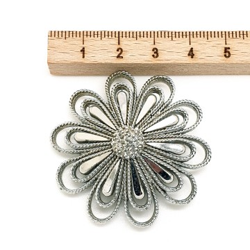 Sphinx - silvertone flower brooch - Bliinkt
