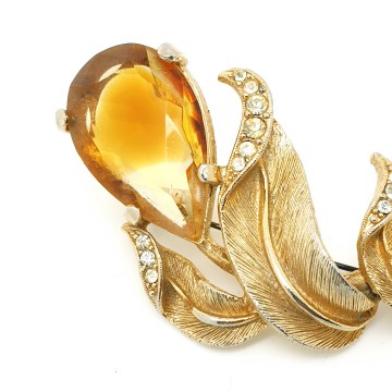Sphinx goldtone brooch with large faceted glass stone and clear rhinestones - Bliinkt