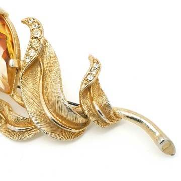 Sphinx goldtone brooch with large faceted glass stone and clear rhinestones - Bliinkt