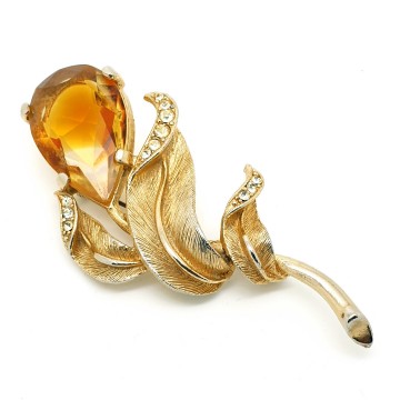 Sphinx goldtone brooch with large faceted glass stone and clear rhinestones - Bliinkt