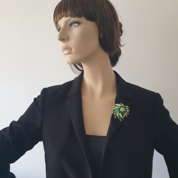 Sphinx - emerald green and aurora borealis rhinestone brooch - Bliinkt