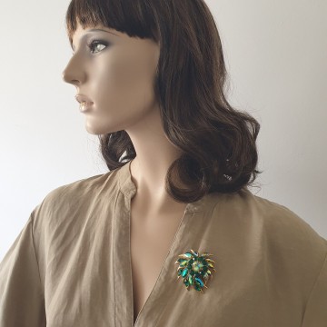 Sphinx - emerald green and aurora borealis rhinestone brooch - Bliinkt